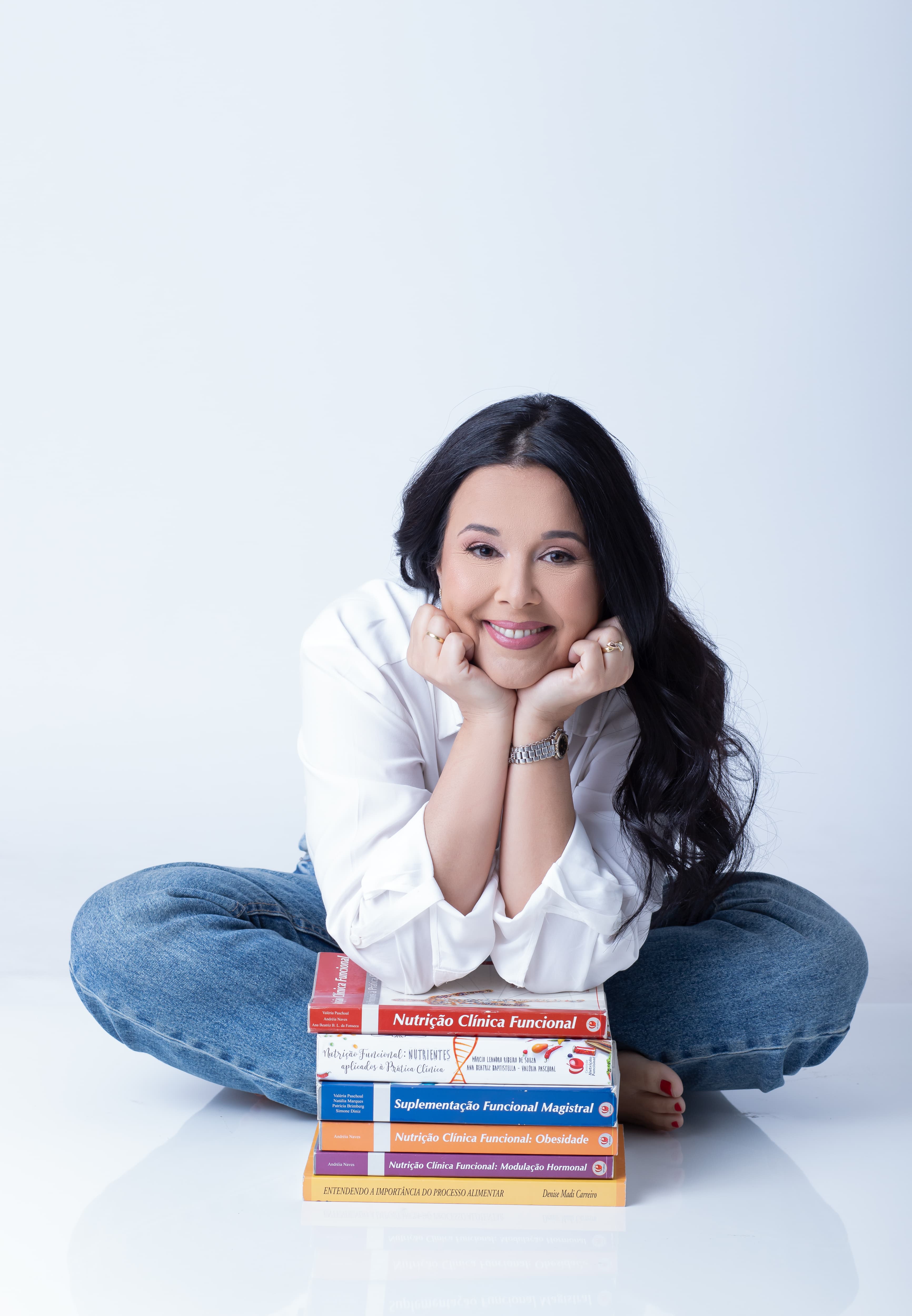 Daniella Barbosa em retrato profissional na apresentação da nutrição funcional